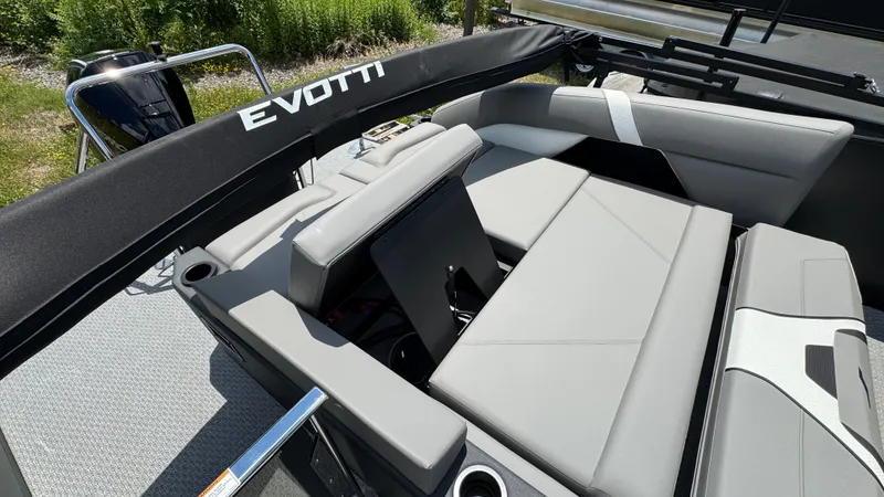 Slide: The Image of Evotti 2026 723 Convertible Stern 2026 - 28