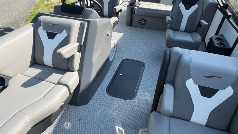 Slide: The Image of Evotti 523CS 500 Series 23 Convertible Stern 2026 - 14