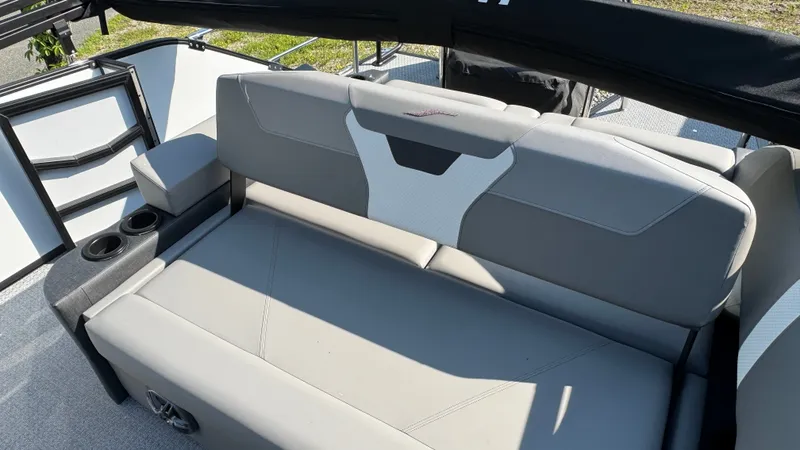 Slide: The Image of Evotti 523CS 500 Series 23 Convertible Stern 2026 - 16
