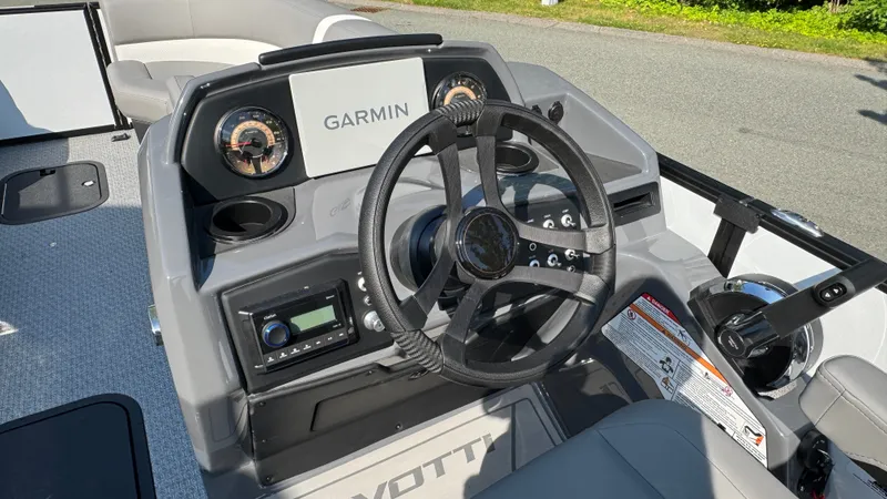 Slide: The Image of Evotti 523CS 500 Series 23 Convertible Stern 2026 - 17