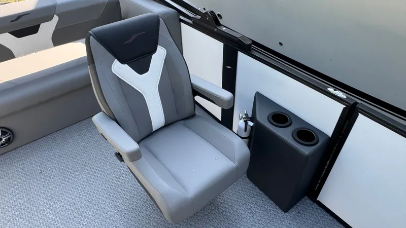 Slide: The Image of Evotti 523CS 500 Series 23 Convertible Stern 2026 - 15