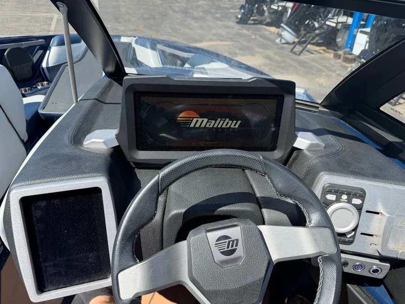 Slide: The Image of Malibu Wakesetter 20 VTX 2022 - 14