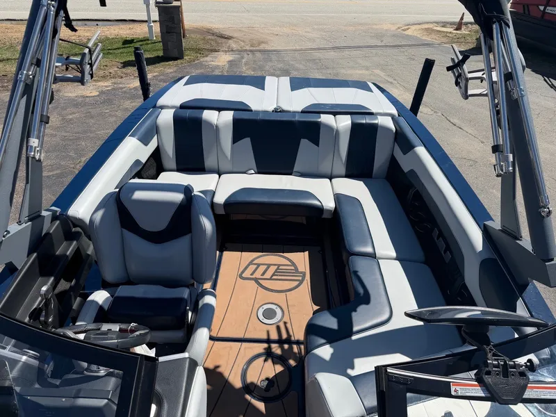 Slide: The Image of Malibu Wakesetter 20 VTX 2022 - 8