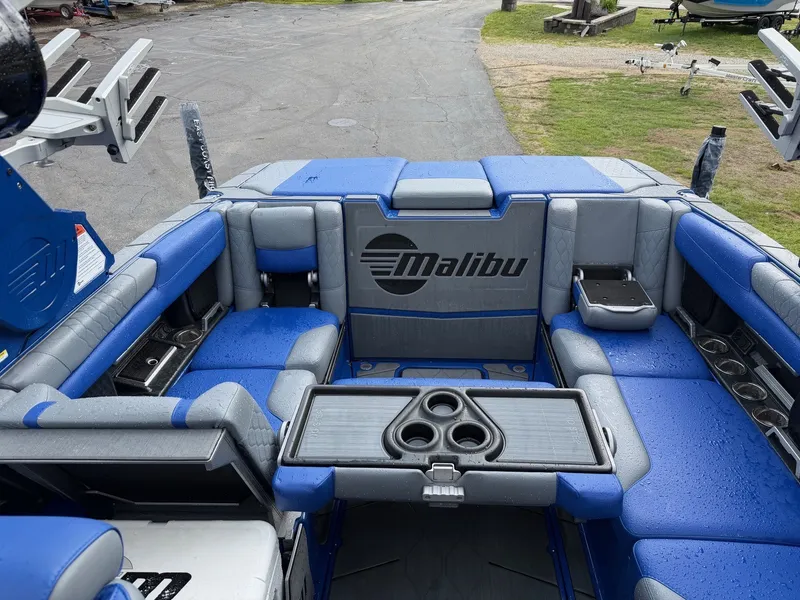 Slide: The Image of Malibu M240 2020 - 17