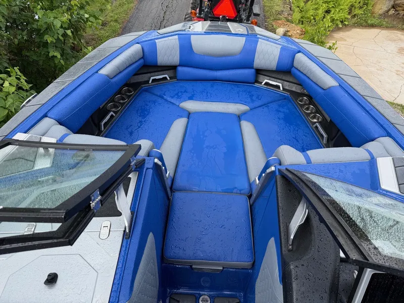 Slide: The Image of Malibu M240 2020 - 21