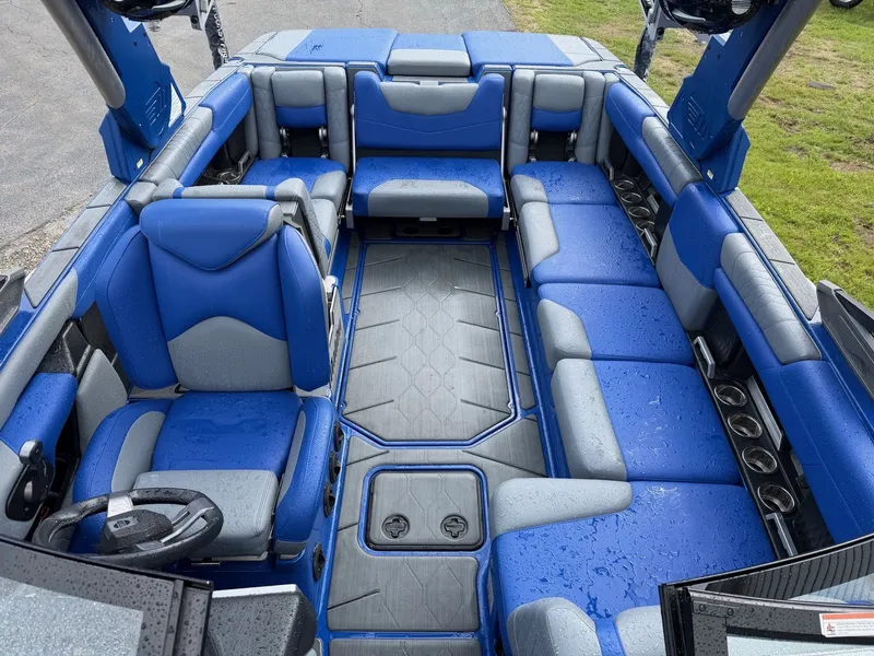 Slide: The Image of Malibu M240 2020 - 20