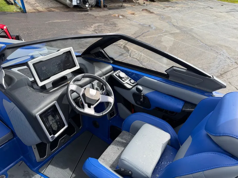 Slide: The Image of Malibu M240 2020 - 19