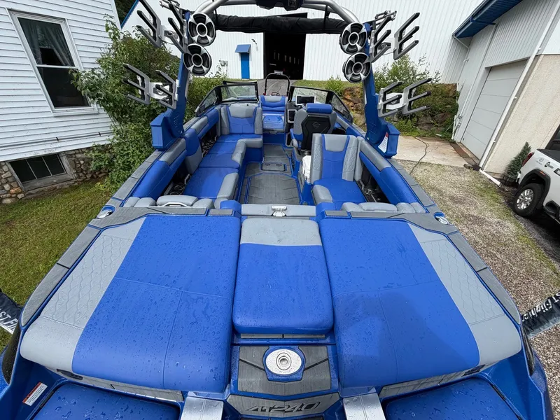 Slide: The Image of Malibu M240 2020 - 16