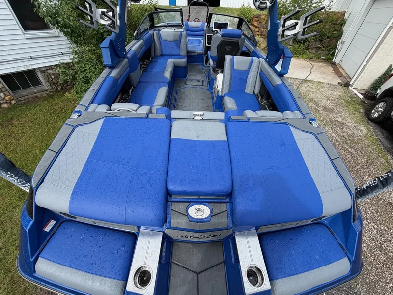 Slide: The Image of Malibu M240 2020 - 15