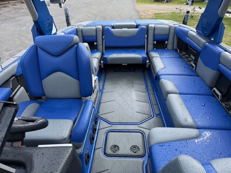 Slide: The Image of Malibu M240 2020 - 18
