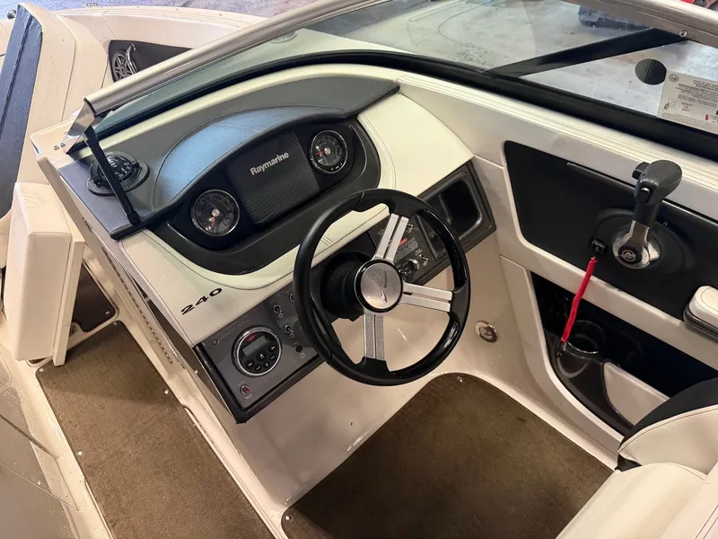 Slide: The Image of Sea Ray 240 Sundeck 2014 - 17