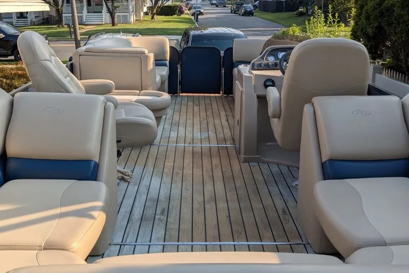 Slide: The Image of 2017 Manitou 23 Aurora VP pontoon boat with spacious seating and elegant interior design. - 7
