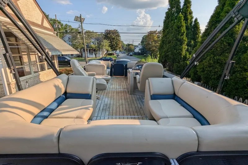 Slide: The Image of 2017 Manitou 23 Aurora VP pontoon boat with spacious seating and elegant design. - 15