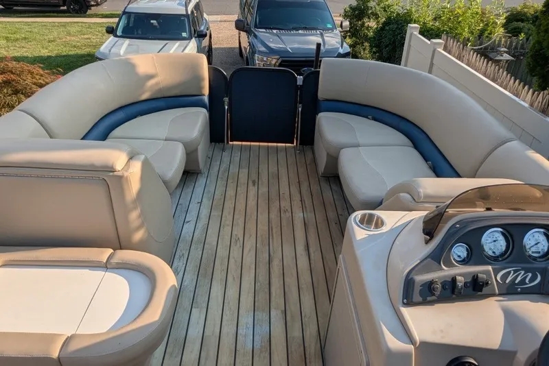 Slide: The Image of 2017 Manitou 23 Aurora VP pontoon boat with spacious seating and wooden deck. - 13
