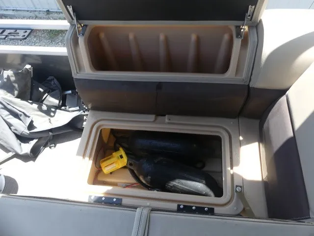 Slide: The Image of Sun Tracker Fishin' Barge 22 DLX 2019 - 27