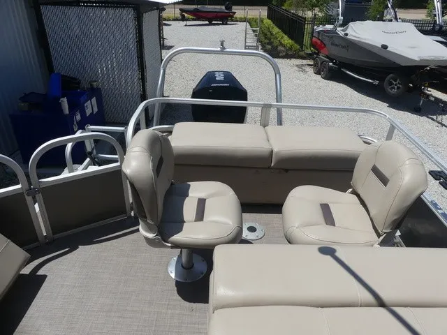 Slide: The Image of Sun Tracker Fishin' Barge 22 DLX 2019 - 14