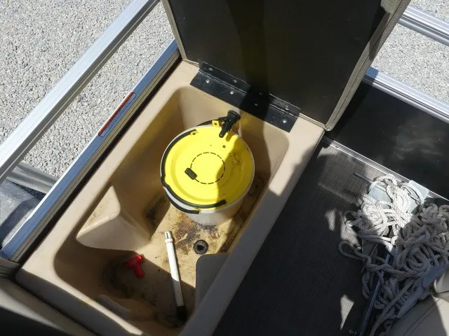 Slide: The Image of Sun Tracker Fishin' Barge 22 DLX 2019 - 32