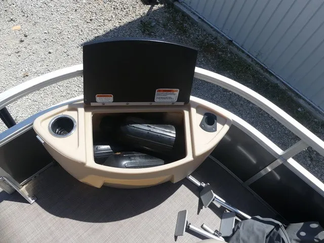 Slide: The Image of Sun Tracker Fishin' Barge 22 DLX 2019 - 28