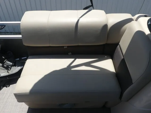 Slide: The Image of Sun Tracker Fishin' Barge 22 DLX 2019 - 21