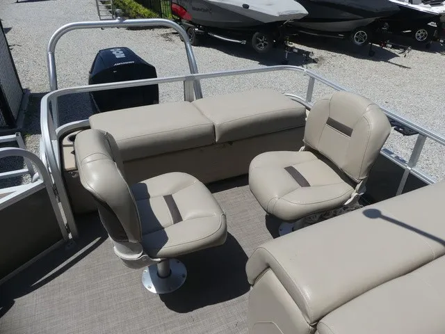 Slide: The Image of Sun Tracker Fishin' Barge 22 DLX 2019 - 18