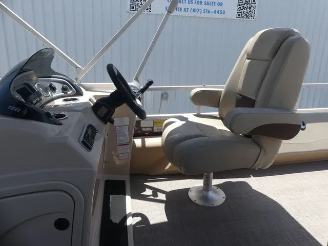 Slide: The Image of Sun Tracker Fishin' Barge 22 DLX 2019 - 19