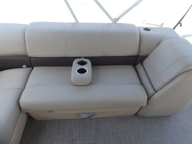Slide: The Image of Sun Tracker Fishin' Barge 22 DLX 2019 - 16