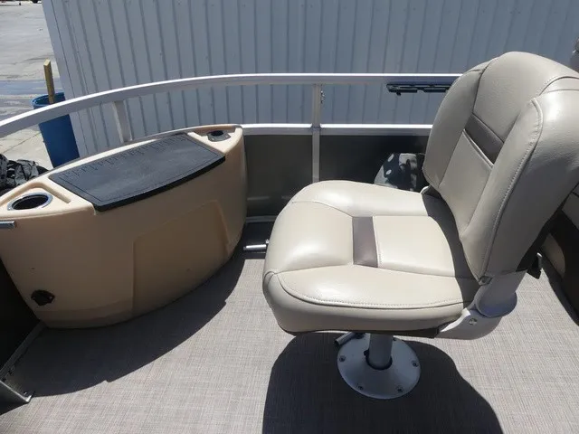 Slide: The Image of Sun Tracker Fishin' Barge 22 DLX 2019 - 23