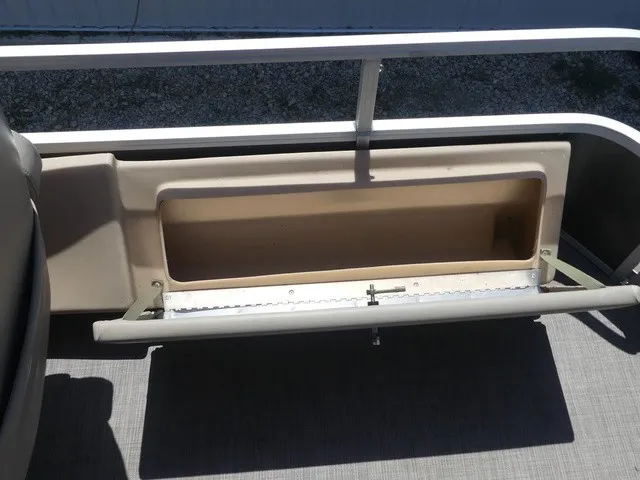 Slide: The Image of Sun Tracker Fishin' Barge 22 DLX 2019 - 30