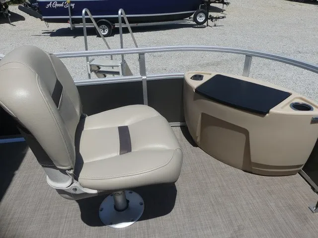 Slide: The Image of Sun Tracker Fishin' Barge 22 DLX 2019 - 24
