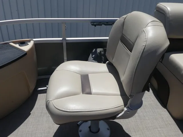Slide: The Image of Sun Tracker Fishin' Barge 22 DLX 2019 - 22