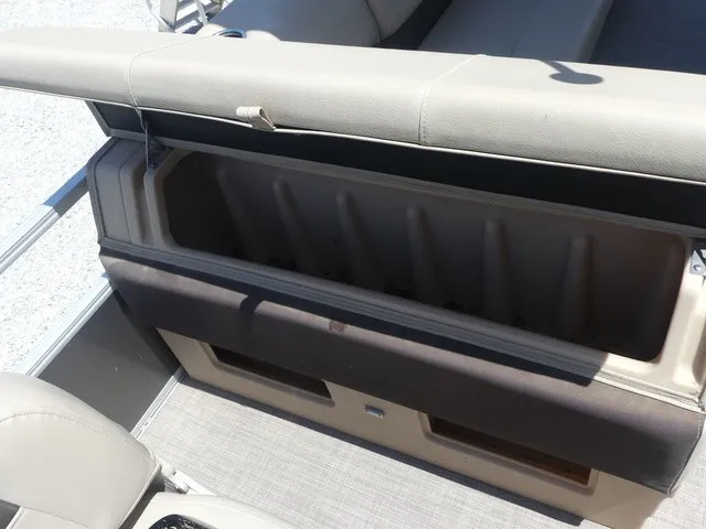 Slide: The Image of Sun Tracker Fishin' Barge 22 DLX 2019 - 33