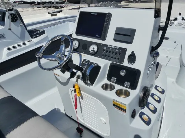 Slide: The Image of Blazer Bay 2220 Fisherman 2021 - 8