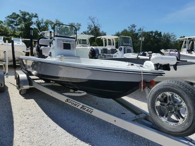 The Image of Blazer Bay 2220 Fisherman 2021 - 1