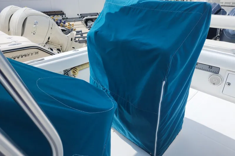 Slide: The Image of 2005 Regulator 26 Forward Seating boat with blue protective covers on seats. - 20