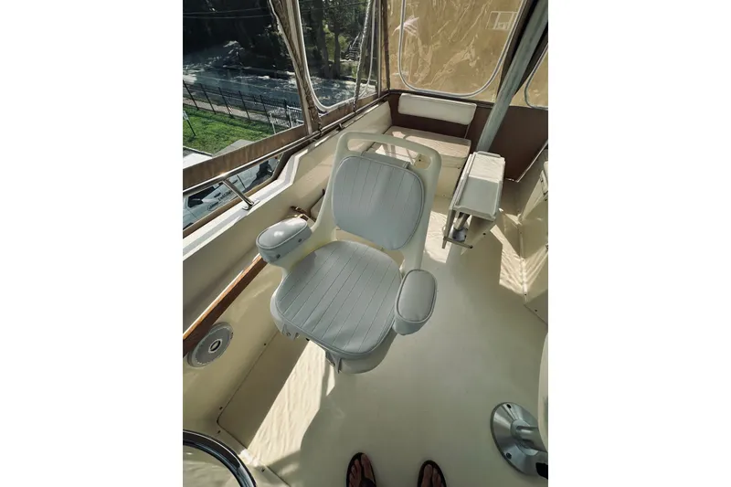 Slide: The Image of Captain's chair on 1996 Sabreline 36 Sedan boat deck, with surrounding windows. - 94