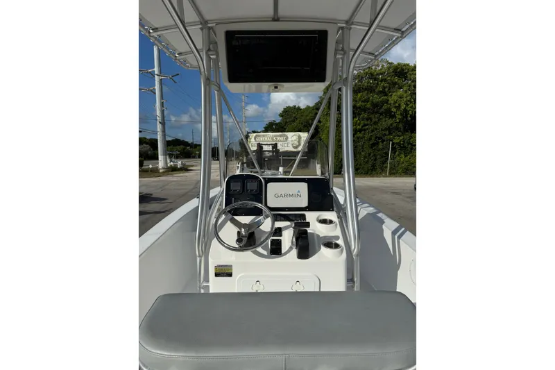 Slide: The Image of 2006 Sea Hunt BX22 boat console with Garmin navigation system and steering wheel. - 8