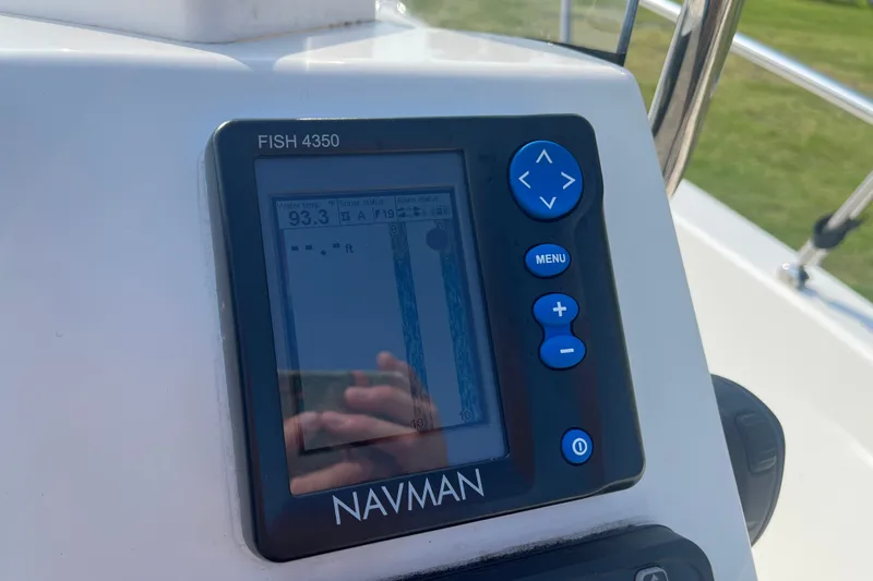 Slide: The Image of Fish finder display on 2007 Boston Whaler 180 Dauntless boat dashboard. - 13
