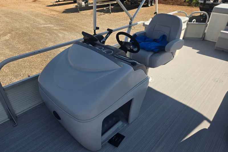 Slide: The Image of 2007 Sun Tracker Party Barge 27 Regency Edition helm with steering wheel and captain's chair. - 15