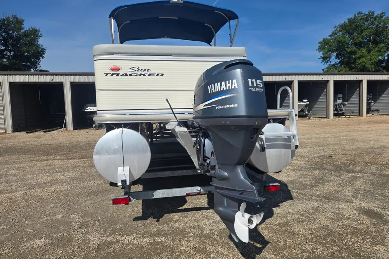Slide: The Image of 2007 Sun Tracker Party Barge 27 Regency Edition with Yamaha 115 outboard motor. - 21