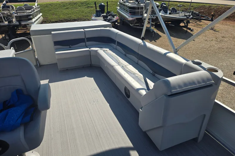 Slide: The Image of 2007 Sun Tracker Party Barge 27 Regency Edition with spacious seating and cup holders. - 14