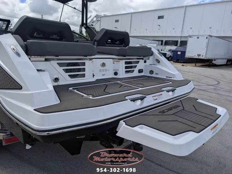 Slide: The Image of Scarab 235 LX Wake 2026 - 14