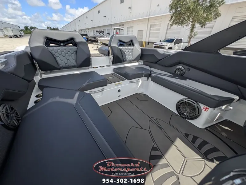 Slide: The Image of Scarab 235 LX Wake 2026 - 33