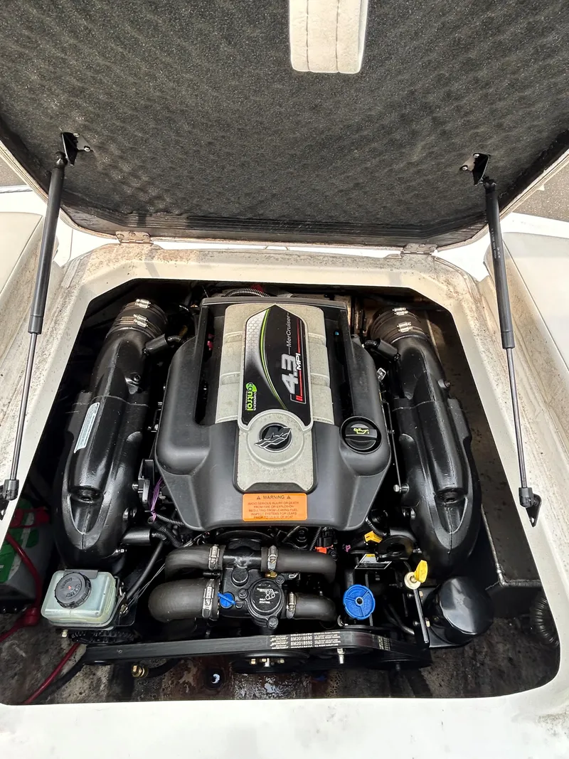 Slide: The Image of Chaparral 19 H2O Sport 2012 - 8