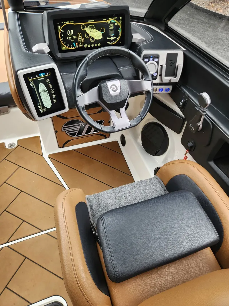 Slide: The Image of Malibu Wakesetter 25 LSV 2022 - 4