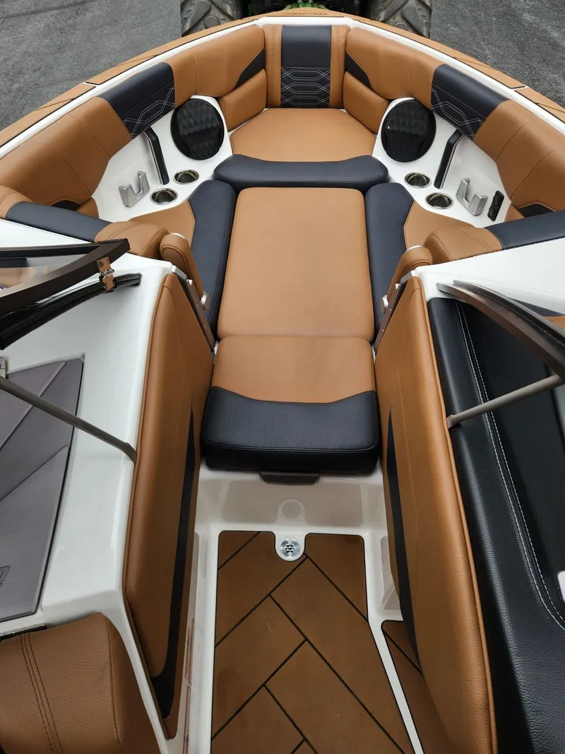 Slide: The Image of Malibu Wakesetter 25 LSV 2022 - 2