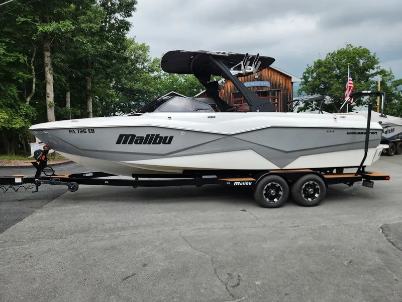 Slide: The Image of Malibu Wakesetter 25 LSV 2022 - 9