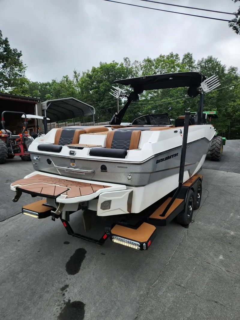 Slide: The Image of Malibu Wakesetter 25 LSV 2022 - 11