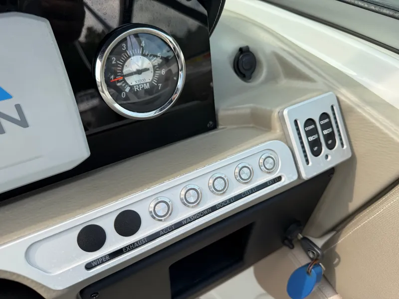 Slide: The Image of Crownline Boats Eclipse E255 XS 2022 - 16