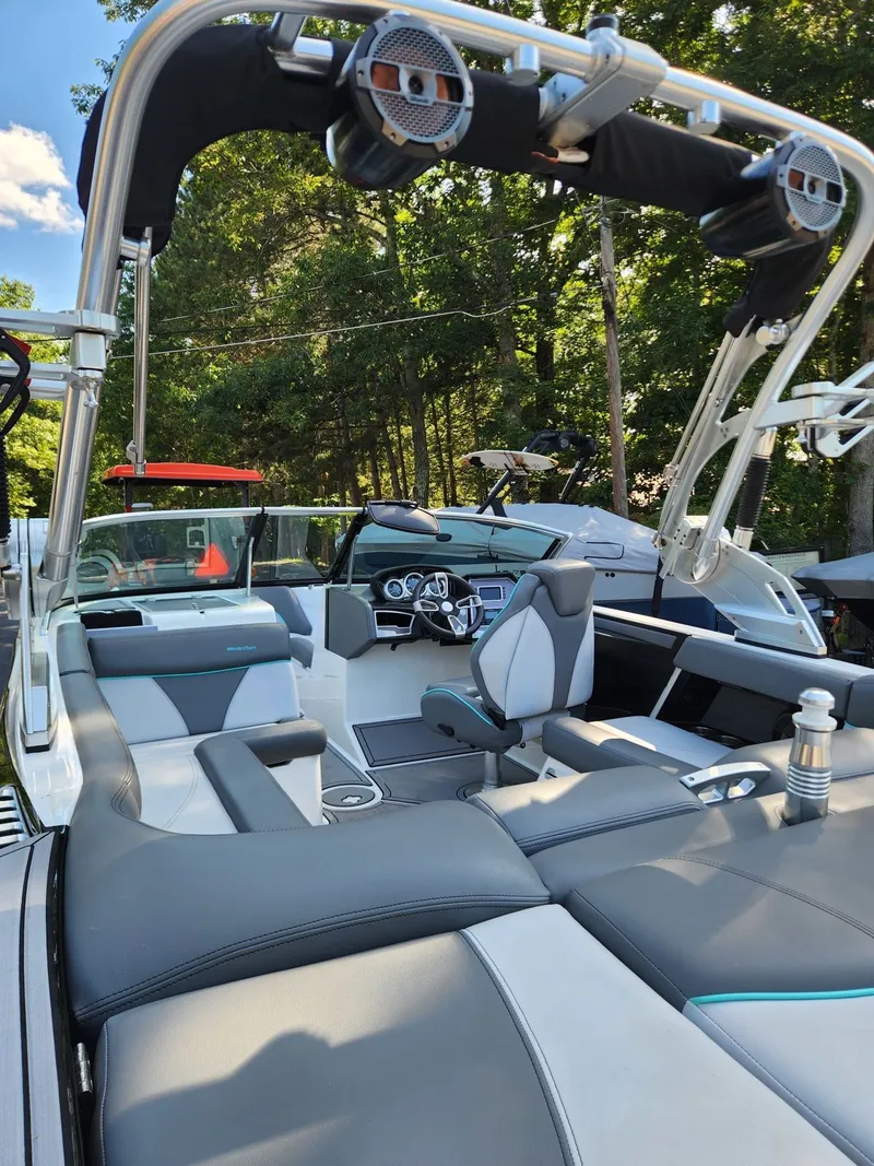 Slide: The Image of MasterCraft XT21 2020 - 8