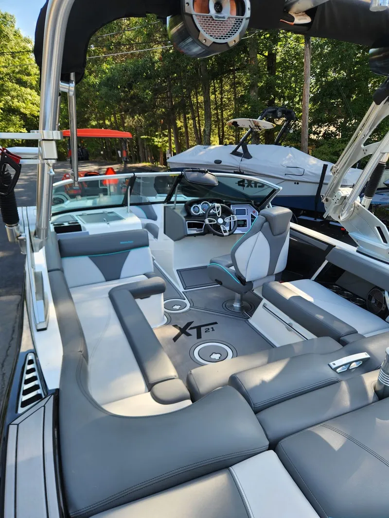 Slide: The Image of MasterCraft XT21 2020 - 7